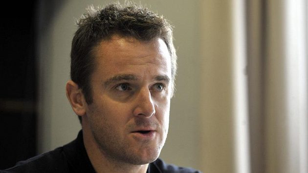 Hokejista Pavel Kubina na tiskové konferenci oznamuje ukončení kariéry. Hokejista Pavel Kubina na tiskové konferenci oznamuje ukončení kariéry.