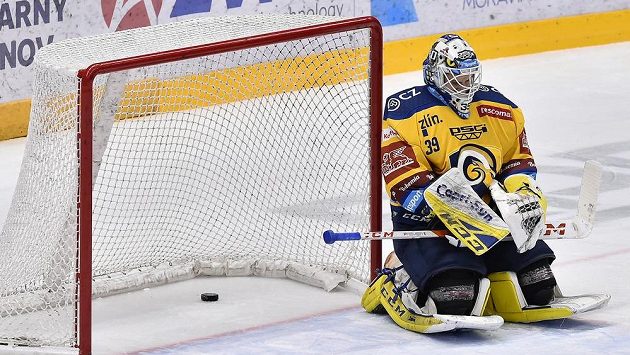 Brankář Zlína Libor Kašík po čtvrtém inkasovaném gólu, kdy odešel z brány. Brankář Zlína Libor Kašík po čtvrtém inkasovaném gólu, kdy odešel z brány.