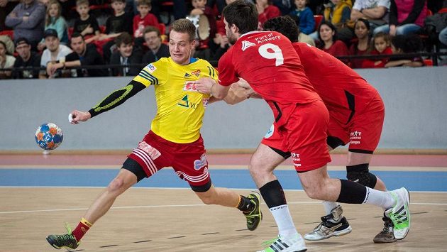 Filip Březina z Dukly Praha bojuje proti dvojité přesile. Filip Březina z Dukly Praha bojuje proti dvojité přesile.