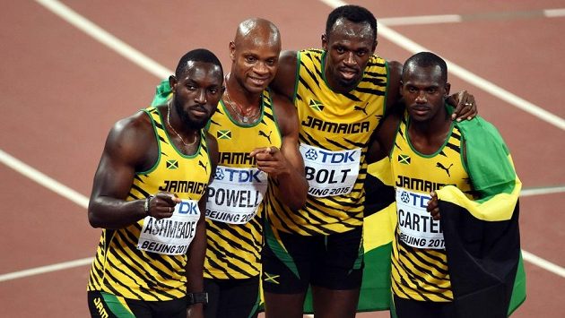 Jamajský tým ve složení zleva Nickel Ashmeade, Asafa Powell, Usain Bolt a Nesta Carter na snímku z Pekingu 2015. Jamajský tým ve složení zleva Nickel Ashmeade, Asafa Powell, Usain Bolt a Nesta Carter na snímku z Pekingu 2015.