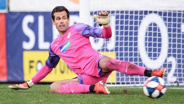 Brankář Viktorie Plzeň Aleš Hruška inkasuje gól z penalty Nikolaje Komličenka z Mladé Boleslavi. Brankář Viktorie Plzeň Aleš Hruška inkasuje gól z penalty Nikolaje Komličenka z Mladé Boleslavi.
