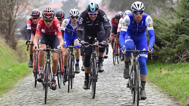 Zdeněk Štybar (vpravo) při belgických klasikách v úvodu sezóny 2017. Zdeněk Štybar (vpravo) při belgických klasikách v úvodu sezóny 2017.