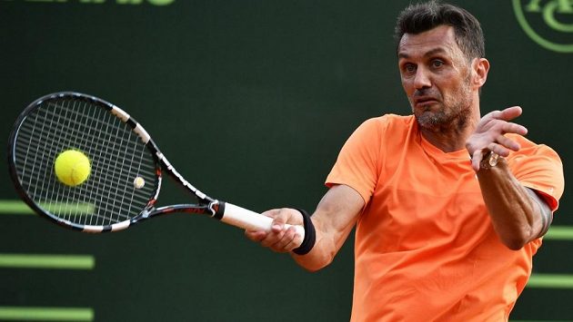 Bývalý slavný fotbalový obránce Paolo Maldini v profesionálním tenisu díru do světa neudělal. Nastoupil po boku svého trenéra Stefana Landonia na challengeru v Miláně, ale v prvním kole čtyřhry prohráli 1:6, 1:6. Bývalý slavný fotbalový obránce Paolo Maldini v profesionálním tenisu díru do světa neudělal. Nastoupil po boku svého trenéra Stefana Landonia na challengeru v Miláně, ale v prvním kole čtyřhry prohráli 1:6, 1:6.