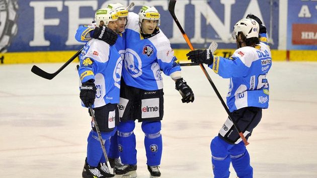 Plzeňští se radují z branky, kterou v prodloužení dal Tomáš Vlasák a zařídil tak vítězství na ledě Pardubic. Plzeňští se radují z branky, kterou v prodloužení dal Tomáš Vlasák a zařídil tak vítězství na ledě Pardubic.