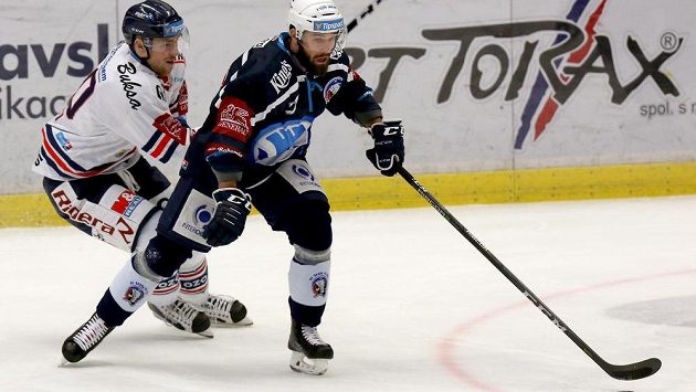 Vítkovický hokejista Jakub Lev se snaží během extraligového utkání zastavit Milana Gulaše z Plzně. Vítkovický hokejista Jakub Lev se snaží během extraligového utkání zastavit Milana Gulaše z Plzně.