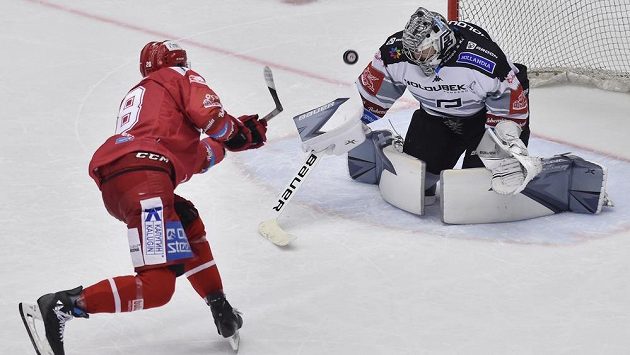 Zleva Martin Gernát z Třince a brankář Karlových Varů Filip Novotný. Zleva Martin Gernát z Třince a brankář Karlových Varů Filip Novotný.