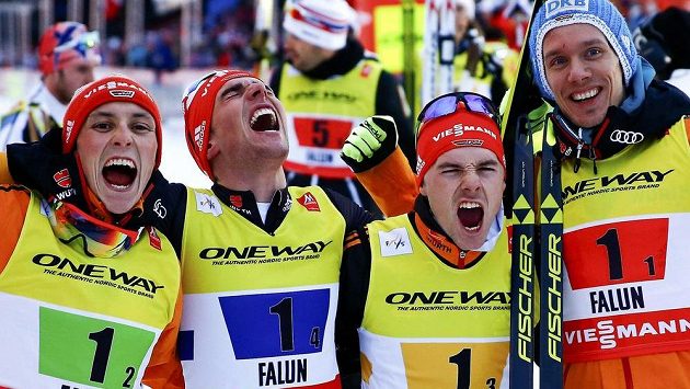 Němečtí sdruženáři (zleva) Eric Frenzel, Johannes Rydzek, Fabian Riessle a Tino Edelmann oslavují triumf v závodu družstev na MS ve Falunu. Němečtí sdruženáři (zleva) Eric Frenzel, Johannes Rydzek, Fabian Riessle a Tino Edelmann oslavují triumf v závodu družstev na MS ve Falunu.
