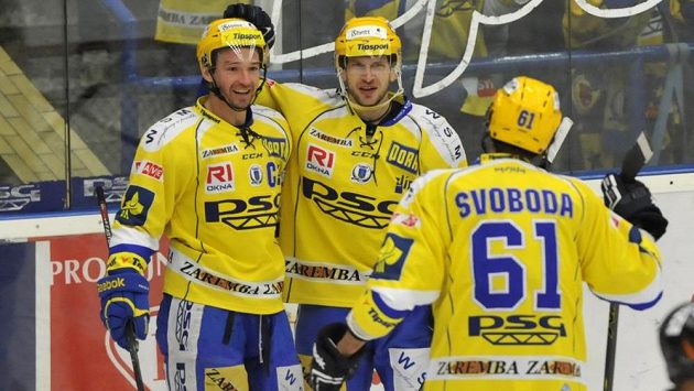 Zlínští útočníci Petr Čajánek (vlevo), Ondřej Veselý (uprostřed) a Jakub Svoboda se radují ze vstřelení gólu proti Vítkovicím. Zlínští útočníci Petr Čajánek (vlevo), Ondřej Veselý (uprostřed) a Jakub Svoboda se radují ze vstřelení gólu proti Vítkovicím.