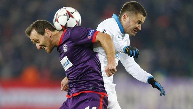 Útočník Austrie Vídeň Tomáš Jun (vlevo) v souboji s Viktorem Fajzulinem z Petrohradu. Útočník Austrie Vídeň Tomáš Jun (vlevo) v souboji s Viktorem Fajzulinem z Petrohradu.