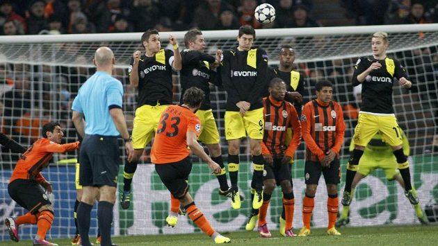 Dario Srna (s číslem 33) střílí vedoucí gól Šachtaru Doněck proti Borussii Dortmund. Dario Srna (s číslem 33) střílí vedoucí gól Šachtaru Doněck proti Borussii Dortmund.