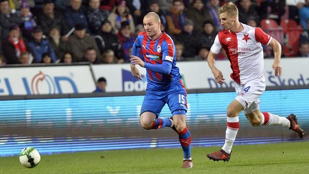 Zleva Michael Krmenčík z Plzně a Jakub Jugas ze Slavie v běžeckém souboji během šlágru 13. kola HET ligy. Zleva Michael Krmenčík z Plzně a Jakub Jugas ze Slavie v běžeckém souboji během šlágru 13. kola HET ligy.