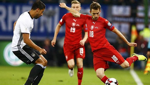 Tomáš Hořava se v utkání s Němci pokoušel centrovat přes Samiho Khediru. Tomáš Hořava se v utkání s Němci pokoušel centrovat přes Samiho Khediru.