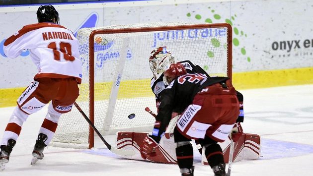 Lukáš Nahodil (vlevo) dává první gól Olomouce proti Třinci. Lukáš Nahodil (vlevo) dává první gól Olomouce proti Třinci.
