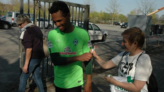 Obránce Werderu Brémy Theodor Gebre Selassie na archivním snímku po tréninku s fanoušky. Obránce Werderu Brémy Theodor Gebre Selassie na archivním snímku po tréninku s fanoušky.