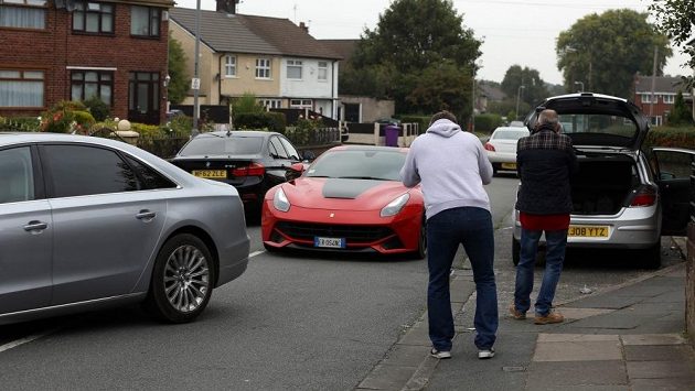 Mario Balotelli přijíždí ve svém zbrusu novém Ferrari F12 do tréninkového komplexu Liverpoolu v Melwoodu. Mario Balotelli přijíždí ve svém zbrusu novém Ferrari F12 do tréninkového komplexu Liverpoolu v Melwoodu.