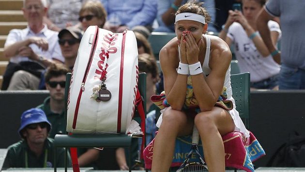 Slzy štěstí Lucie Šafářová po postupu do semifinále slavného Wimbledonu. Slzy štěstí Lucie Šafářová po postupu do semifinále slavného Wimbledonu.