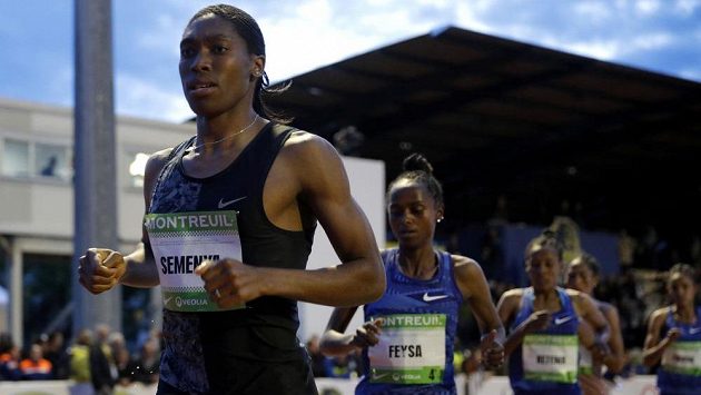 Jihoafrická běžkyně Caster Semenyaová v čele závodu na 2000 metrů ve francouzském Montreuil. Jihoafrická běžkyně Caster Semenyaová v čele závodu na 2000 metrů ve francouzském Montreuil.