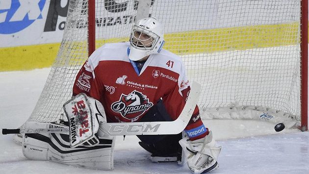 Brankář Pardubic Pavel Kantor po rozhodujícím gólu v samostatných nájezdech. Brankář Pardubic Pavel Kantor po rozhodujícím gólu v samostatných nájezdech.