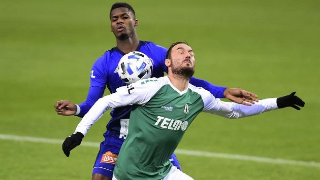 Zleva Florent Poulolo z Olomouce a Martin Doležal z Jablonce. Zleva Florent Poulolo z Olomouce a Martin Doležal z Jablonce.