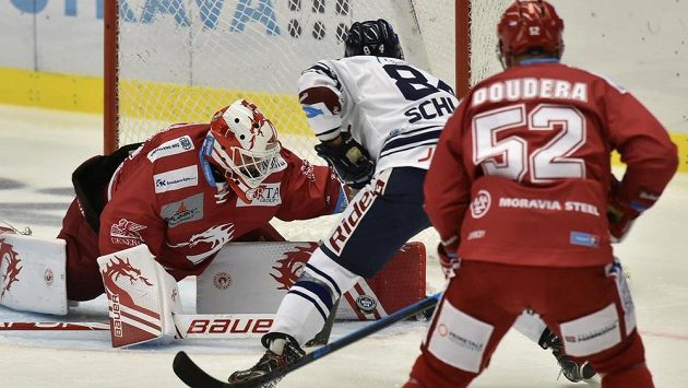 Brankář Třince Patrik Bartošák, Jan Schleiss z Vítkovic a třinecký Milan Doudera během utkání hokejové extraligy. Brankář Třince Patrik Bartošák, Jan Schleiss z Vítkovic a třinecký Milan Doudera během utkání hokejové extraligy.