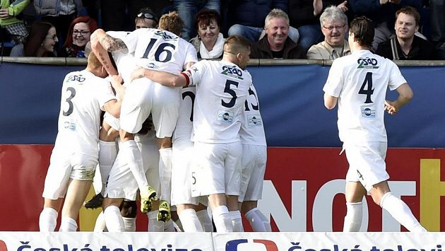 Fotbalisté Slovácka oslavují gól proti Spartě. Fotbalisté Slovácka oslavují gól proti Spartě.
