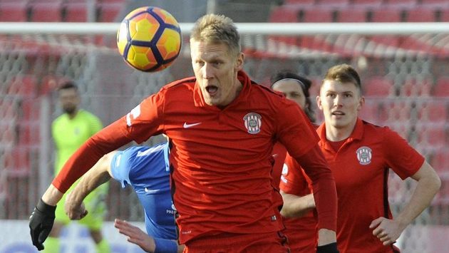 Brněnský Michal Škoda si zpracovává míč v zápase s Libercem. Brněnský Michal Škoda si zpracovává míč v zápase s Libercem.