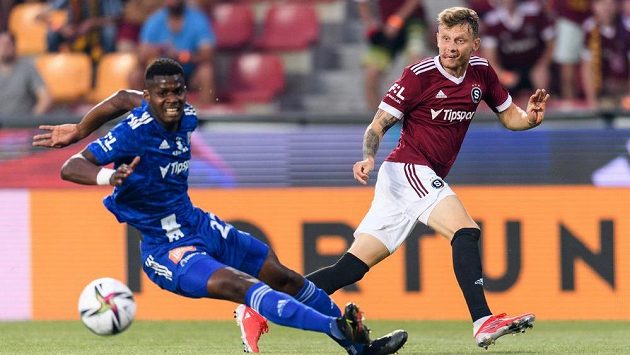 Florent Poulolo ze Sigmy Olomouc a Ladislav Krejčí ze Sparty. Florent Poulolo ze Sigmy Olomouc a Ladislav Krejčí ze Sparty.
