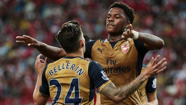 Fotbalisté Arsenalu Chuba Akpom a Hector Bellerin (vlevo) slaví gól proti Singapuru. Fotbalisté Arsenalu Chuba Akpom a Hector Bellerin (vlevo) slaví gól proti Singapuru.