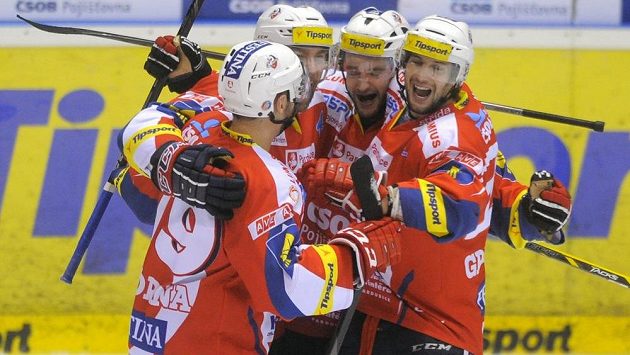 Pardubičtí hokejisté slaví gól v síti Třince. Pardubičtí hokejisté slaví gól v síti Třince.