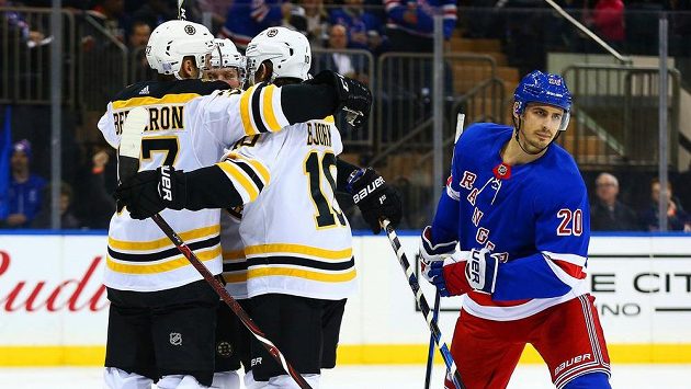 David Pastrňák přijímá gratulace od spoluhráčů z Bostonu po gólu proti New York Rangers. Vpravo útočník domácích Chris Kreider. David Pastrňák přijímá gratulace od spoluhráčů z Bostonu po gólu proti New York Rangers. Vpravo útočník domácích Chris Kreider.
