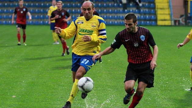 Zkušený zlínský fotbalista Tomáš Polách (ve žlutém). Zkušený zlínský fotbalista Tomáš Polách (ve žlutém).