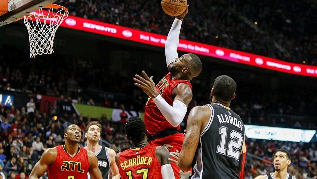 Paul Millsap z Atlanty doskakuje míč v utkání proti San Antoniu. Paul Millsap z Atlanty doskakuje míč v utkání proti San Antoniu.