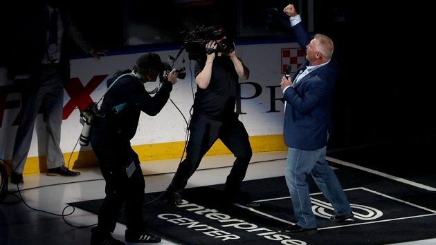 Brett Hull se pokouší nabudit fanoušky St. Louis. Brett Hull se pokouší nabudit fanoušky St. Louis.