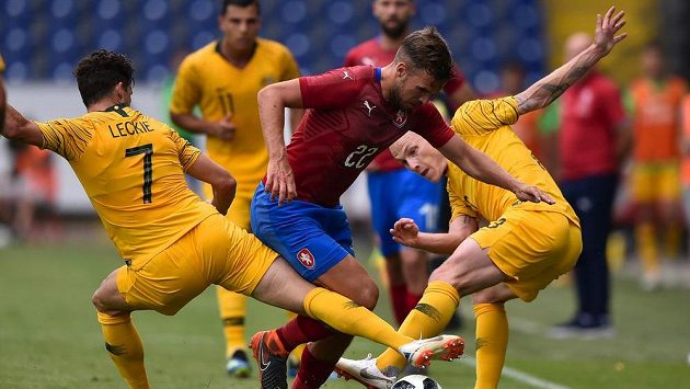Filip Novák v obležení dvou australských hráčů Matthewa Leckieho (vlevo) a Aarona Mooye. Filip Novák v obležení dvou australských hráčů Matthewa Leckieho (vlevo) a Aarona Mooye.