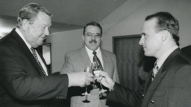 Lennart Johansson (vlevo) na archivním snímku s Františkem Chvalovským (uprostřed) a Petrem Machem Lennart Johansson (vlevo) na archivním snímku s Františkem Chvalovským (uprostřed) a Petrem Machem