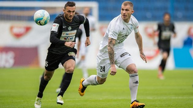 Pavel Čmovš z Mladé Boleslavi (vlevo) a jablonecký útočník Martin Doležal během finále MOL Cupu v Teplicích. Pavel Čmovš z Mladé Boleslavi (vlevo) a jablonecký útočník Martin Doležal během finále MOL Cupu v Teplicích.