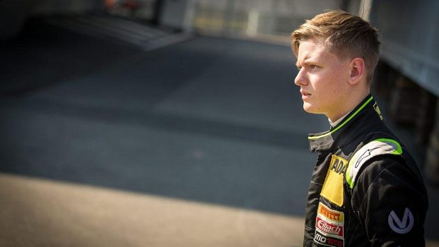 Šestnáctiletý pilot formule 4 Mick Schumacher. Šestnáctiletý pilot formule 4 Mick Schumacher.