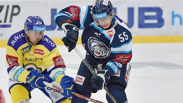 Martin Ševc (vpravo) z Liberce a Pavel Sedláček ze Zlína v utkání 3. kola extraligy. Martin Ševc (vpravo) z Liberce a Pavel Sedláček ze Zlína v utkání 3. kola extraligy.