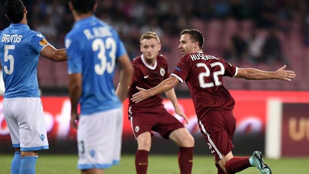 Josef Hušbauer ze Sparty Praha oslavuje svůj gól v Neapoli. Josef Hušbauer ze Sparty Praha oslavuje svůj gól v Neapoli.