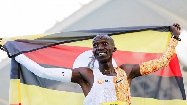 Novopečený světový rekordman na silniční pětce Joshua Cheptegei se chystá na mistrovství v půlmaratonu. Novopečený světový rekordman na silniční pětce Joshua Cheptegei se chystá na mistrovství v půlmaratonu.