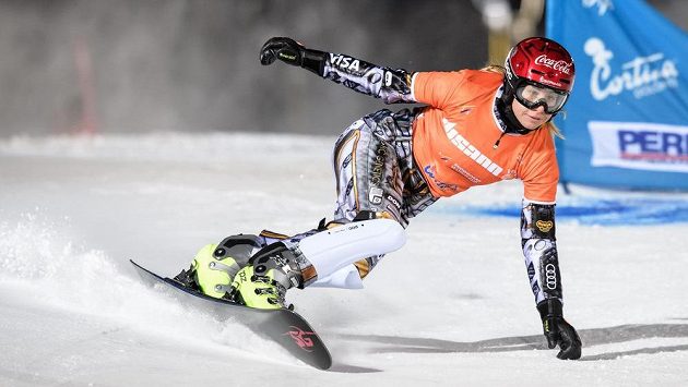 Snowboardistka Ester Ledecká během paralelního slalomu při Světovém poháru v italské Cortině. Snowboardistka Ester Ledecká během paralelního slalomu při Světovém poháru v italské Cortině.