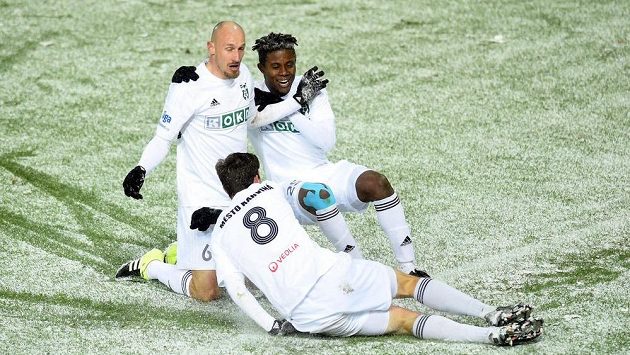 Marek Janečka z Karviné (vlevo) se raduje se spoluhráči z gólu proti Dukle. Marek Janečka z Karviné (vlevo) se raduje se spoluhráči z gólu proti Dukle.
