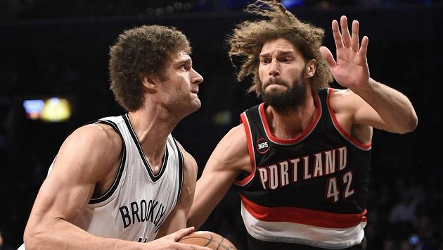 Basketbalista Brooklynu Brook Lopez (vlevo) a Robin Lopez z Portlandu v zápase NBA. Basketbalista Brooklynu Brook Lopez (vlevo) a Robin Lopez z Portlandu v zápase NBA.