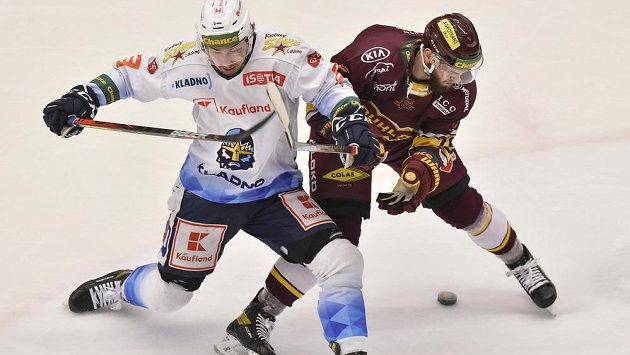 Čtvrtý zápas finále play off první hokejové Chance ligy. Zleva Adam Kubík z Kladna a Filip Eliáš z Jihlavy. Čtvrtý zápas finále play off první hokejové Chance ligy. Zleva Adam Kubík z Kladna a Filip Eliáš z Jihlavy.