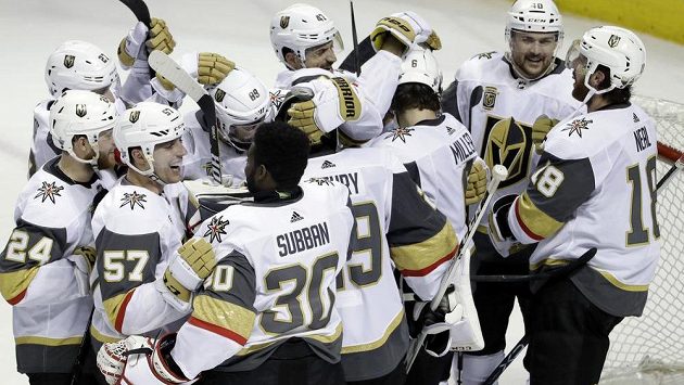 Hokejisté Vegas Golden Knights slaví postup do finále Západní konference NHL. Hokejisté Vegas Golden Knights slaví postup do finále Západní konference NHL.