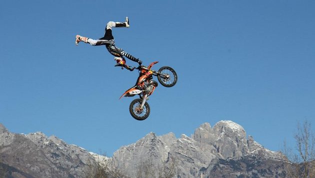 Na kochání se krásnou scenérií nemá Petr Pilát při předvádění triků čas. Na kochání se krásnou scenérií nemá Petr Pilát při předvádění triků čas.