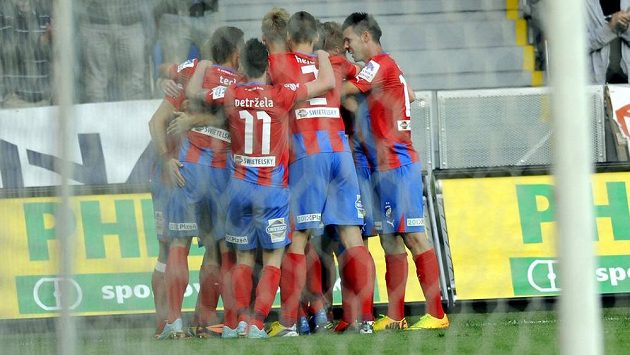 Fotbalisté Plzně se radují z branky proti Olomouci. Fotbalisté Plzně se radují z branky proti Olomouci.
