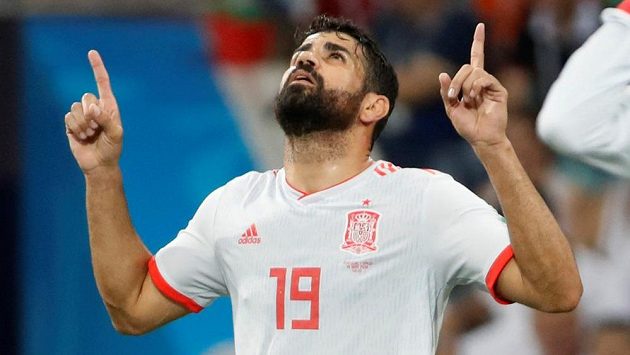 Španělský fotbalista Diego Costa slaví gól v síti Portugalska. Španělský fotbalista Diego Costa slaví gól v síti Portugalska.