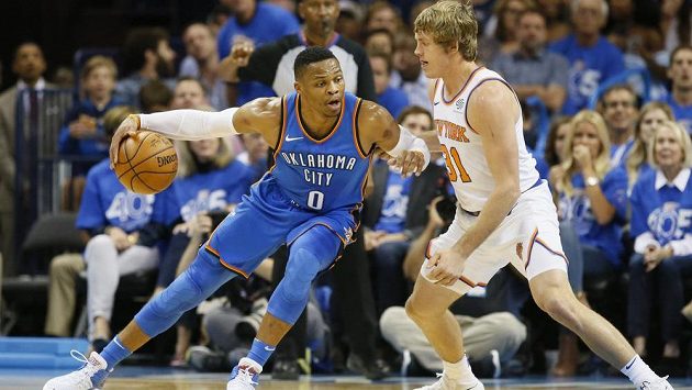 Hvězdného Russella Westbrooka (vlevo) z Oklahomy brání Ron Baker z New York Knicks. Hvězdného Russella Westbrooka (vlevo) z Oklahomy brání Ron Baker z New York Knicks.