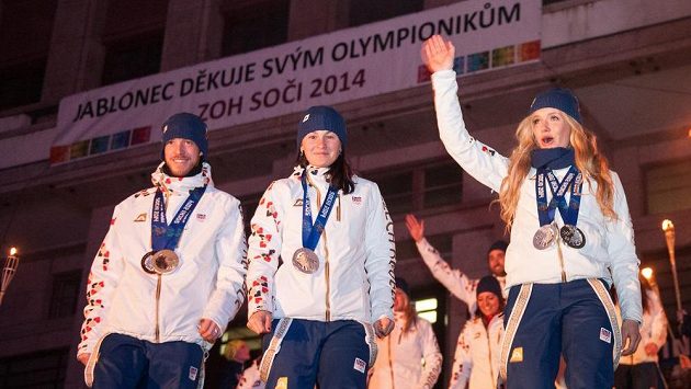 Úspěšní biatlonisté z her v Soči během přivítání olympioniků v Jablonci nad Nisou. Zleva Jaroslav Soukup, Veronika Vítková a Gabriela Soukalová. Úspěšní biatlonisté z her v Soči během přivítání olympioniků v Jablonci nad Nisou. Zleva Jaroslav Soukup, Veronika Vítková a Gabriela Soukalová.